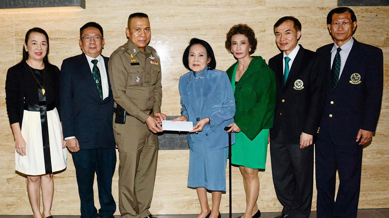 เพื่อการศึกษา พล.ต.อ.เฉลิมเกียรติ ศรีวรขาน รอง ผบ.ตร. มอบเงินจำนวน 30,000 บาท ให้แก่ คุณหญิงประณีตศิลป์ วัชรพล เพื่อสมทบทุนมูลนิธิไทยรัฐ โดยมี วิเชน โพชนุกูล, ดำฤทธิ์ วิริยะกุล และ แสงทิพย์ ยิ้มละมัย มาร่วมในพิธีด้วย ที่สำนักงาน นสพ.ไทยรัฐ วันก่อน.