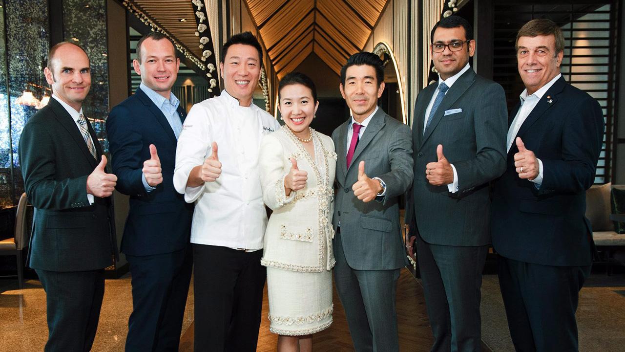ต้องไปชิม โสมพัฒน์–วัลลภา ไตรโสรัส เปิดห้องอาหาร “อาคีรา แบค เรสเตอรองท์ แอนด์ บาร์” เพื่อนำเสนอความพิเศษระดับโลกจาก อาคีรา แบค เชฟเกาหลี โดยมี นิชันท์ โกรเว่อร์ และ บ็อบ ฟาบิอาโน มาร่วมงานด้วย ที่ชั้น 37 โรงแรมแบงค็อก แมริออท มาร์คีส์ ควีนส์ปาร์ค วันก่อน.