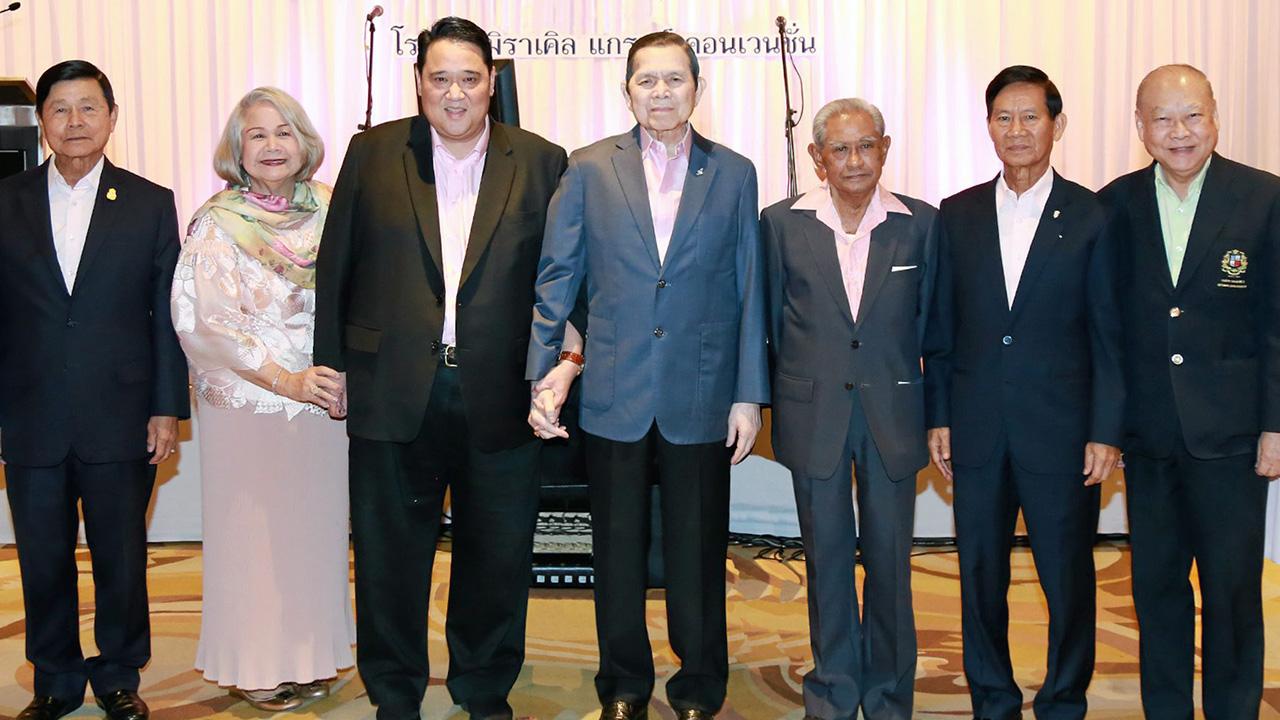ฉลองพร้อมกัน พล.อ.อัครเดช ศศิประภา จัดงานเลี้ยงฉลองปีใหม่ของ 4 บริษัทในเครือนวนคร โดยมี พล.ต.อ.สมชาย วาณิชเสนี, พล.อ.อ.นพพร จันทวานิช, พ.อ.ณรงค์ กิตติขจร, นิพิฐ อรุณวงษ์ ณ อยุธยา และ สุวลัย จันทวานิช มาร่วมงานด้วย ที่โรงแรมมิราเคิล แกรนด์ คอนเวนชั่น วันก่อน.