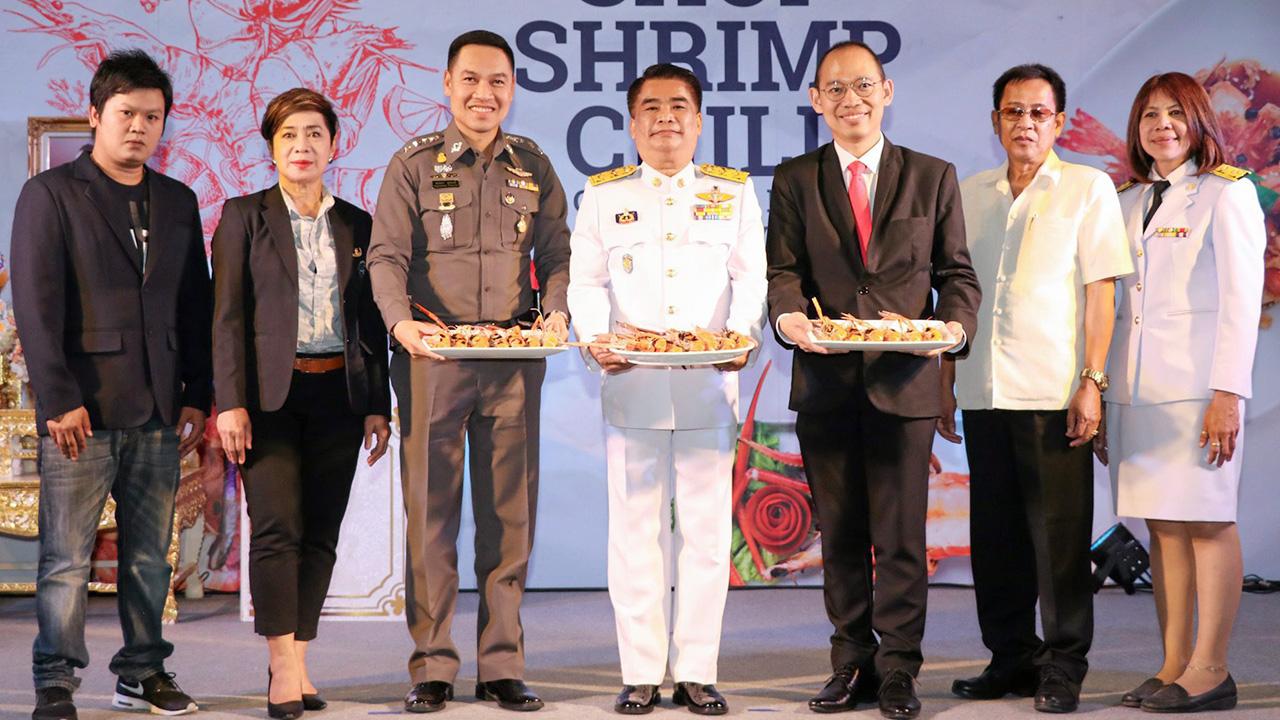 กินกุ้ง ภิญโญ ประกอบผล และ สุรศักดิ์ โอสถธนากร เปิดงาน “Shop Shrimp Chill” เทศกาลช็อปชิมกุ้งเพื่อส่งเสริมแหล่งผลิตกุ้งก้ามกราม โดยมี ธัญภา นิโครธานนท์, อุบลรัตน์ สุนทรรัตน์, ณัฐชาต สนองชาลี และ ปรีชา กลีบสุข มาร่วมงานด้วย ที่เซ็นทรัลพลาซา ศาลายา วันก่อน.