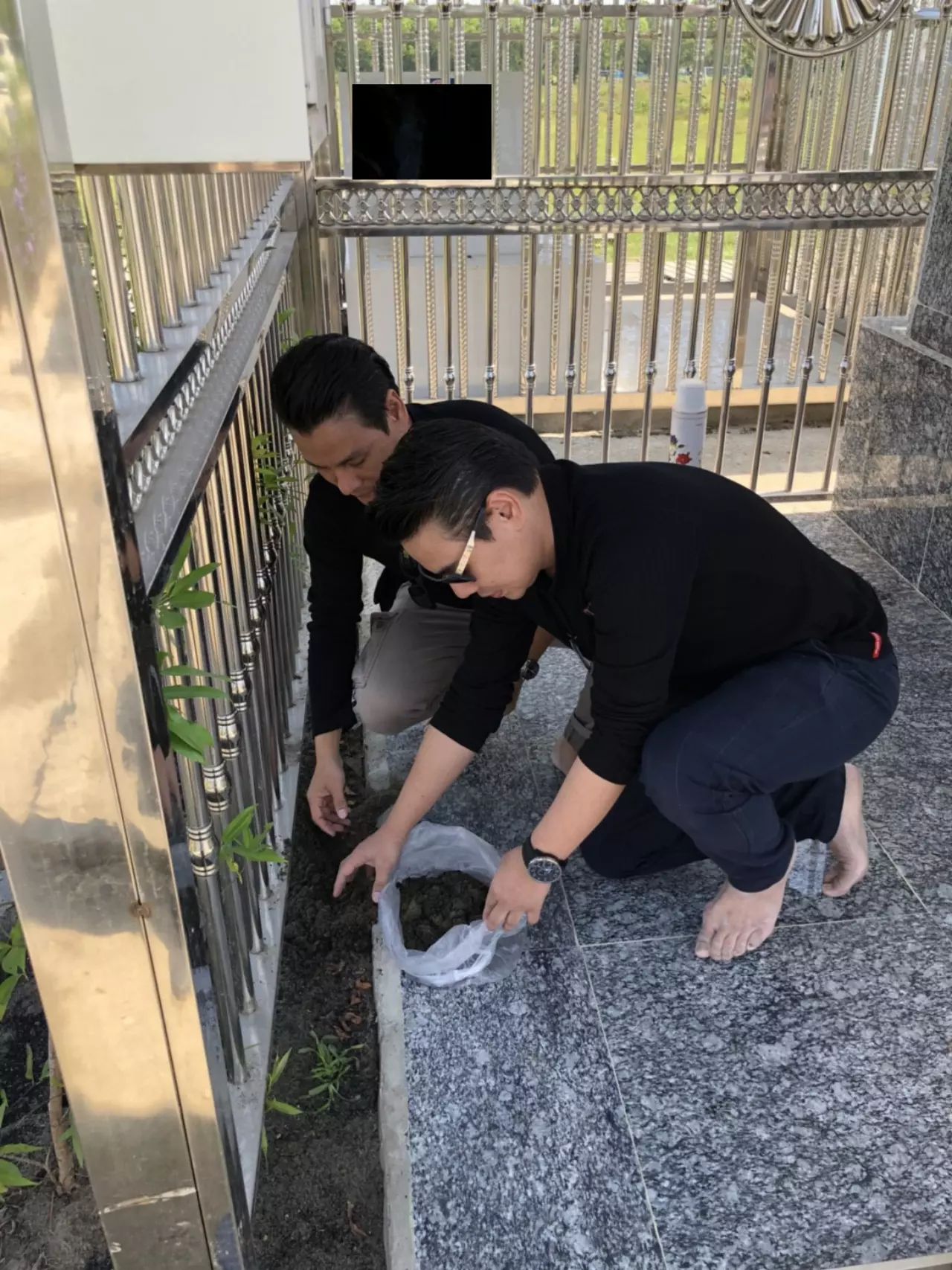 อดีตนักร้อง แจ๊ค-จิลล์ ย่องขุดสุสานหมอดูดัง สุดท้ายเจอดีจนได้!