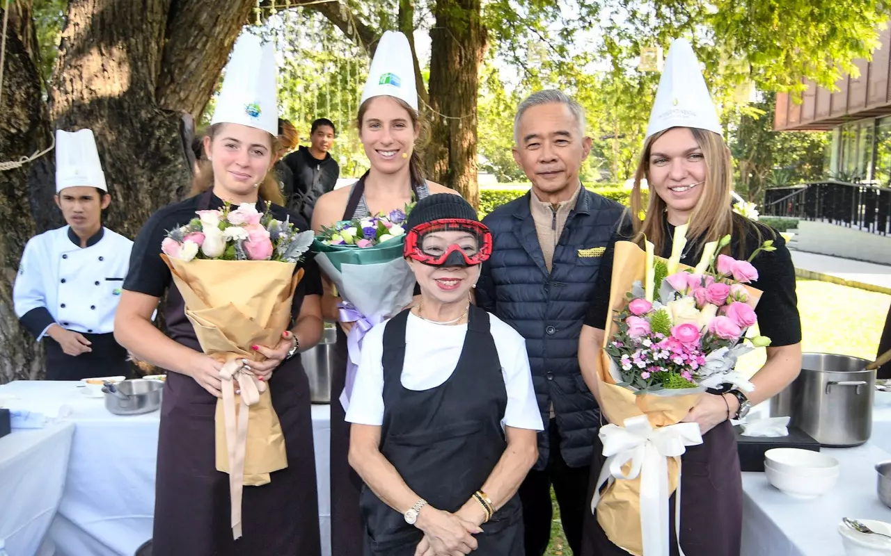 จากปาก เจ๊ไฝ ไม่คืนมิชลินสตาร์ มาหัวหิน สอน3สาวนักหวดโลก ทำไข่เจียวปู