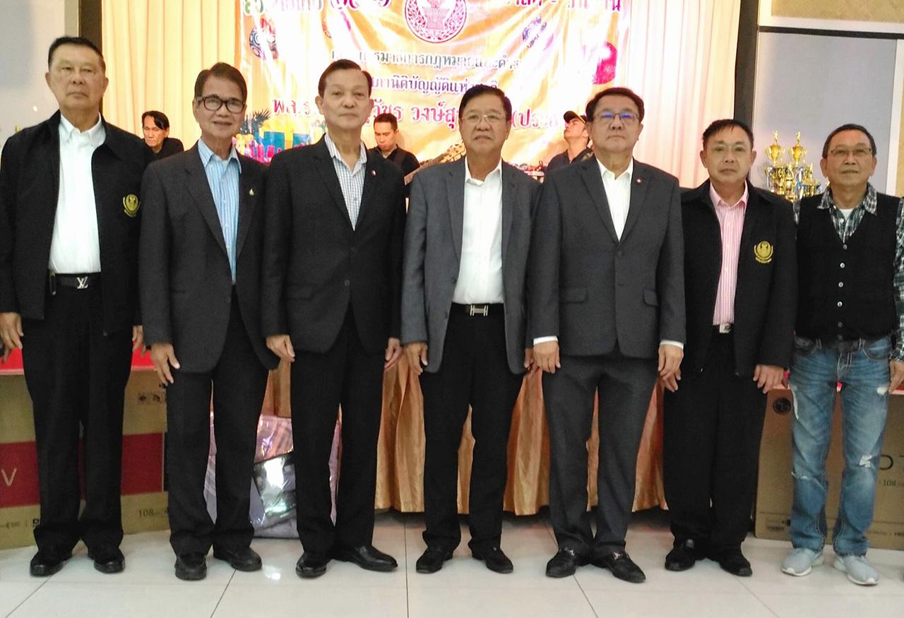 แท้งกิ้ว พล.ร.อ.ศิษฐวัชร วงษ์สุวรรณ ประธาน กมธ.การกฎหมาย ยุติธรรม ตำรวจ สนช.จัดงานเลี้ยงปีใหม่พร้อมขอบคุณคณะทำงาน โดยมี พงษ์นิวัฒน์ ยุทธภัณฑ์บริภาร, พล.ต.ท.วิบูลย์ บางท่าไม้, ธานี อ่อนละเอียด และ ไพรัช วรปาณิ มาร่วมงานด้วย ที่ภัตตาคารเทอเรสวิว วันก่อน.