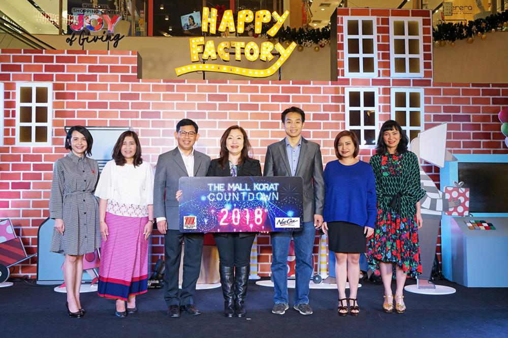 ปีใหม่แล้ว วรลักษณ์ ตุลาภรณ์ เปิดงาน The Mall Korat Countdown Party 2018 เพื่อฉลองส่งท้ายปีเก่าต้อนรับปีใหม่ พร้อมมอบของขวัญพิเศษมากมาย โดยมี รุ่งทิพย์ บุกขุนทด, พันแสง ภูมิคอนสาร, ดวงตา พงษ์วิไล และ ปรีชา ลิ้มอั่ว มาร่วมงานด้วย ที่เดอะมอลล์ โคราช วันก่อน.