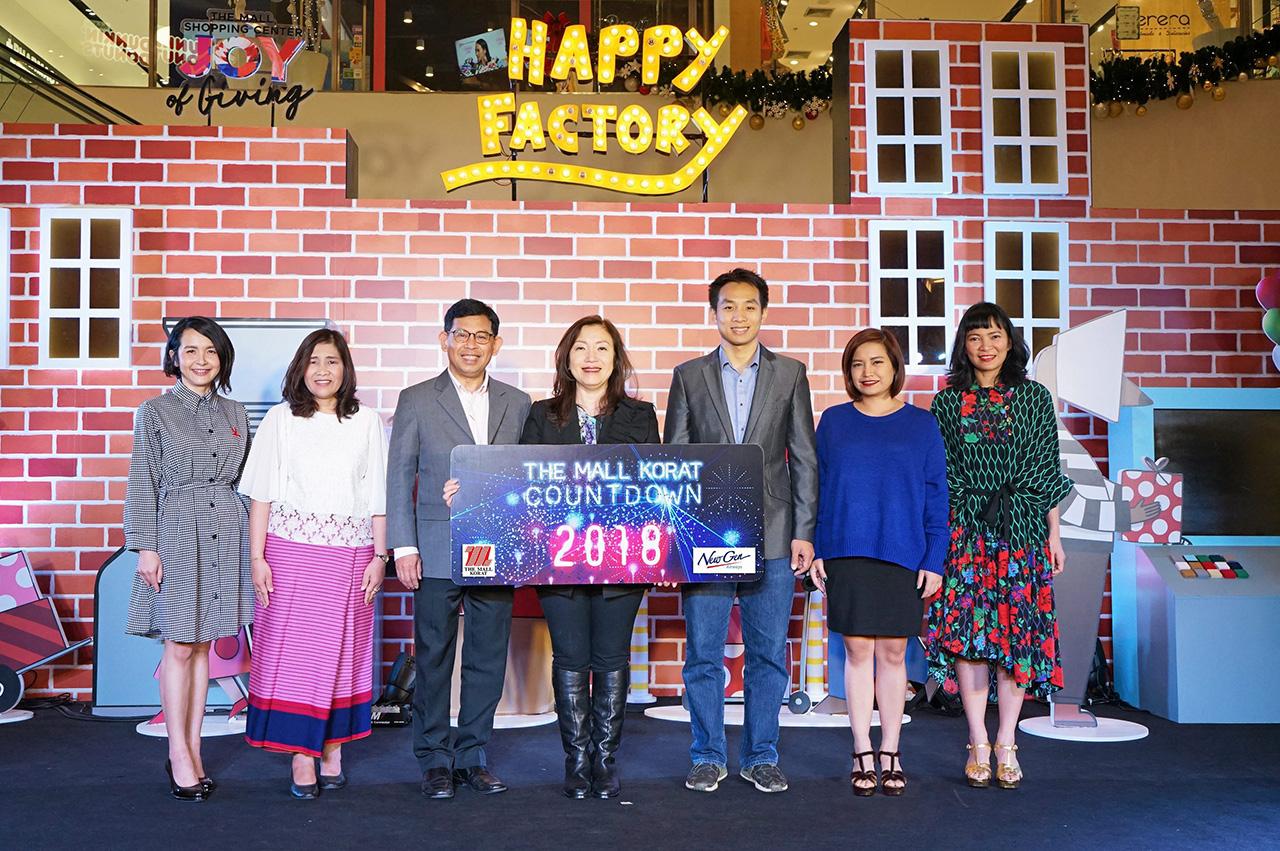 ปีใหม่แล้ว วรลักษณ์ ตุลาภรณ์ เปิดงาน The Mall Korat Countdown Party 2018 เพื่อฉลองส่งท้ายปีเก่าต้อนรับปีใหม่ พร้อมมอบของขวัญพิเศษมากมาย โดยมี รุ่งทิพย์ บุกขุนทด, พันแสง ภูมิคอนสาร, ดวงตา พงษ์วิไล และ ปรีชา ลิ้มอั่ว มาร่วมงานด้วย ที่เดอะมอลล์ โคราช วันก่อน.