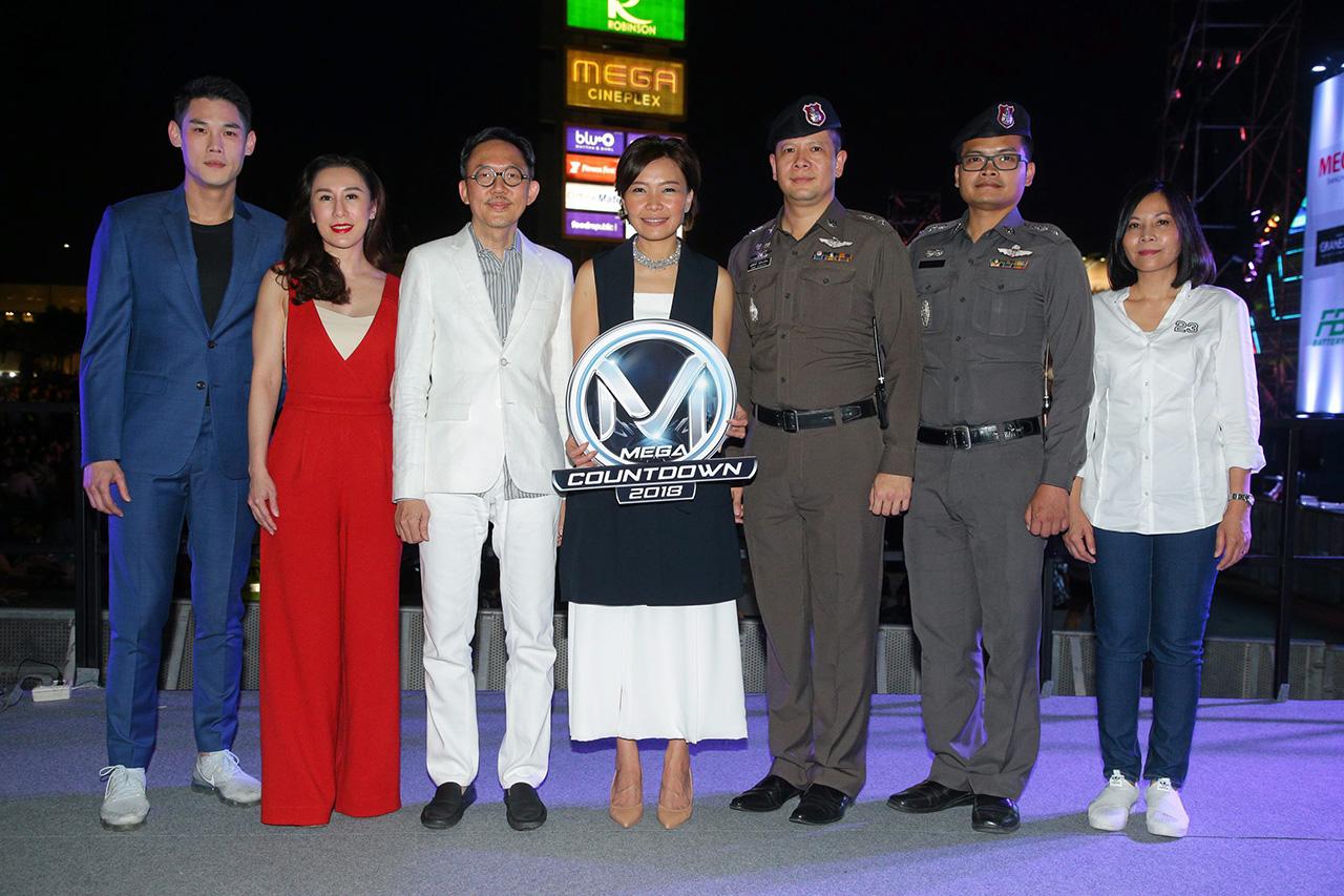 ไชโย สิรินฉัตร แสงศรี จัดงาน “เมกา เคาต์ดาวน์ 2018” มหกรรมคอนเสิร์ตยิ่งใหญ่ส่งท้ายปีเก่าต้อนรับปีใหม่ 2018 โดยมี เสริมคุณ คุณาวงศ์, พ.ต.ท.อภิศักดิ์ โชติกเสถียร,กาญจนา ศิริอนันต์ และ กันต์ กันตถาวร มาร่วมงานด้วย ที่ศูนย์การค้าเมกาบางนา วันก่อน.