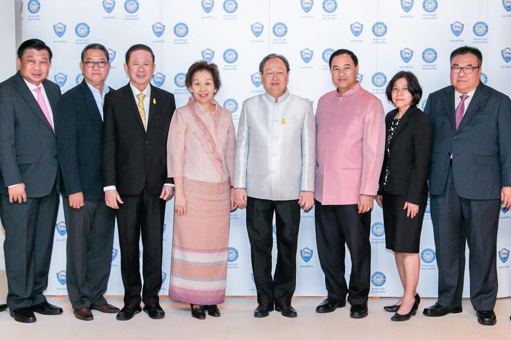 ดีมาก สนธิรัตน์ สนธิจิรวงศ์ รมว.พาณิชย์ เป็นประธานในงานเลี้ยงแสดงความยินดีแก่สมาคมการค้าดีเด่น สภาหอการค้าไทย ประจำปี 2560 โดยมี กลินท์ สารสิน, กุลณี อิศดิศัย, สนั่น อังอุบลกุล และ ประสงค์ เอาฬาร มาร่วมงานด้วย ที่โรงแรมแกรนด์ ไฮแอท เอราวัณ วันก่อน.