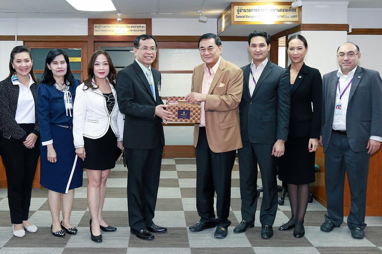 ปีใหม่ครับ - ดร.อัศวิน อิงคะกุล บอสใหญ่มิราเคิล กรุ๊ป เข้าอวยพร น.ท.สุธีรวัฒน์ สุวรรณวัฒน์ ผอ.ท่าอากาศยานดอนเมือง ในโอกาสวันขึ้นปีใหม่ 2561 โดยมี อนัคพล อิงคะกุล, ลักษมีกานต์ อิงคะกุล และ ปริญญา หงส์เลิศลักษณ์ มาร่วมอวยพรด้วย ที่ท่าอากาศยานดอนเมือง วันก่อน