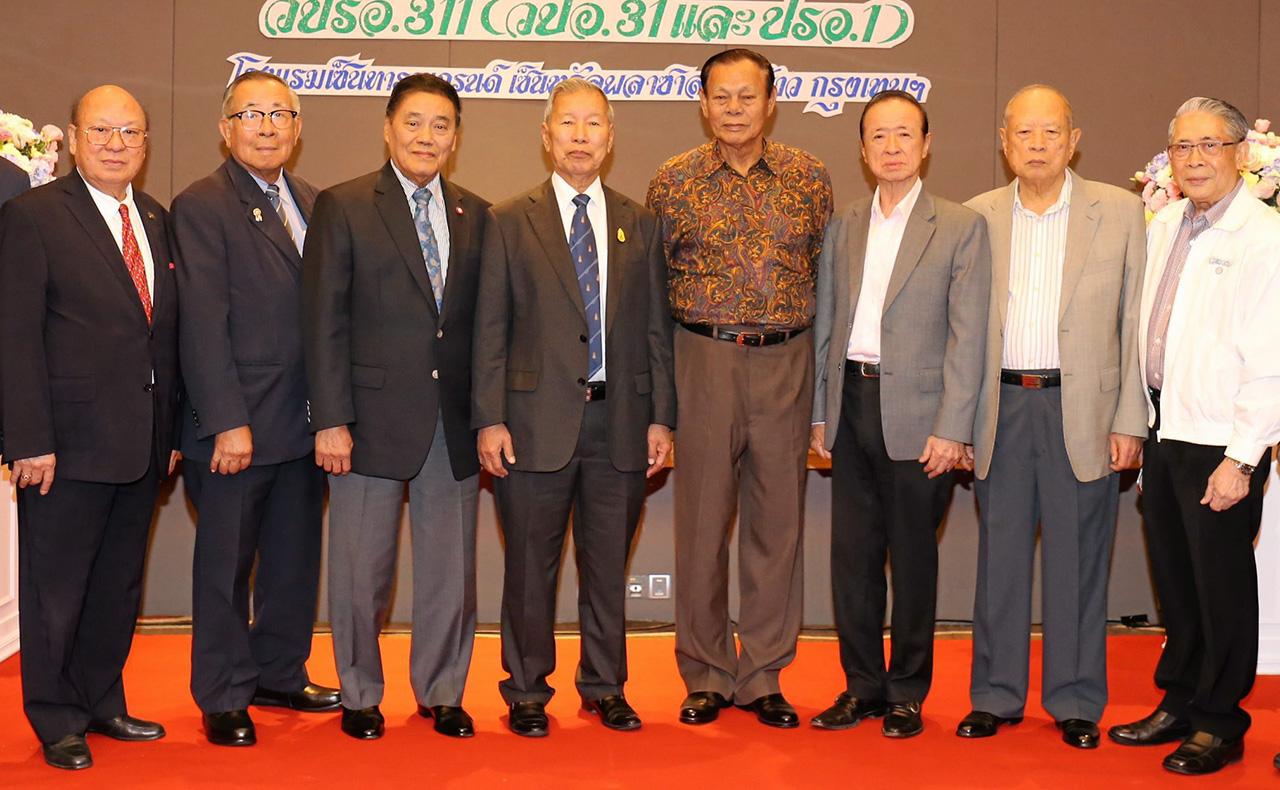 รุ่น 311 - พล.ร.อ.ชลินทร์ สาครสินธุ์ และ ประคอง พลหาญ จัดงานเลี้ยงฉลองปีใหม่เพื่อนร่วมรุ่น วปรอ.311 โดยมี พล.อ.วิโรจน์ แสงสนิท, พล.อ.วัฒนชัย วุฒิศิริ, พล.อ.อ.สุเทพ เทพรักษ์ และ ศ.ดร.ไพศิษฐ์ พิพัฒนกุล มาร่วมงานด้วย ที่โรงแรมเซ็นทาราแกรนด์ ลาดพร้าว วันก่อน