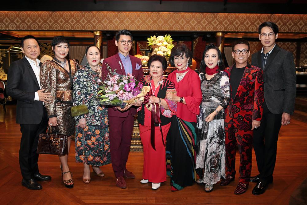 เบิร์ธเดย์ - ม.ร.ว.วรรณาภรณ์ ศุขเนตร จัดงานเลี้ยงฉลองวันเกิดให้แก่ วสวัตติ์ วัฒนาศิริสมบัติ โดยมี ม.ร.ว.สุพรรณกัลยา ทองใหญ่, วี มาร์, รุจิตร สุธนะเสรีพร, นพ.ปรัชญ์ พึ่งเจษฎา และ โกมล-ศศิวิมล ดารารัตนโรจน์ มาร่วมอวยพรด้วย ที่โรงแรมแมนดาริน โอเรียนเต็ล วันก่อน