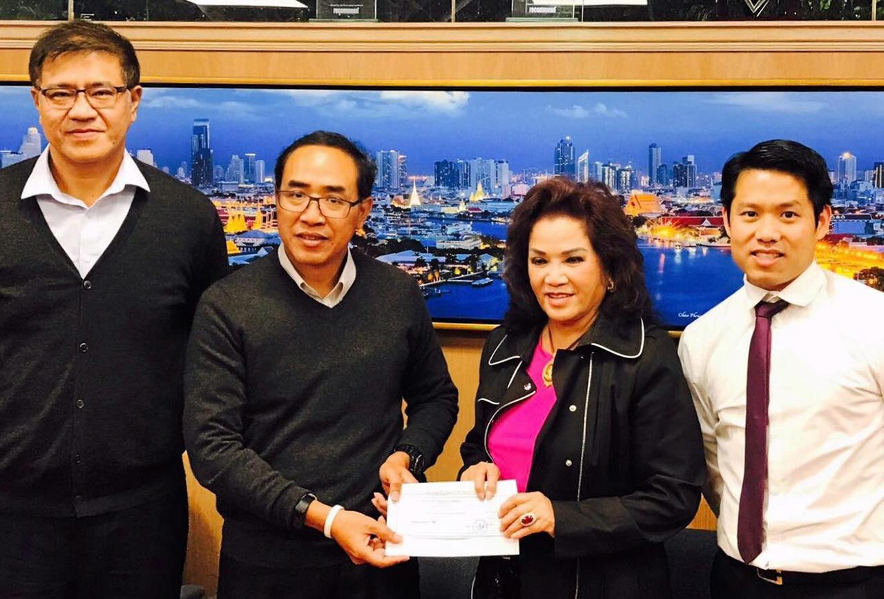 สนับสนุน ธานี แสงรัตน์ กสญ. ณ นครลอสแอนเจลิส ประเทศสหรัฐฯ มอบเงิน 30,000 เหรียญสหรัฐฯ แก่ ศรีวงษ์ อาญาสิทธิ์ ประธานคณะกรรมการจัดงาน “Thai New Year Songkran Festival 2018” สนับสนุนการจัดงาน.