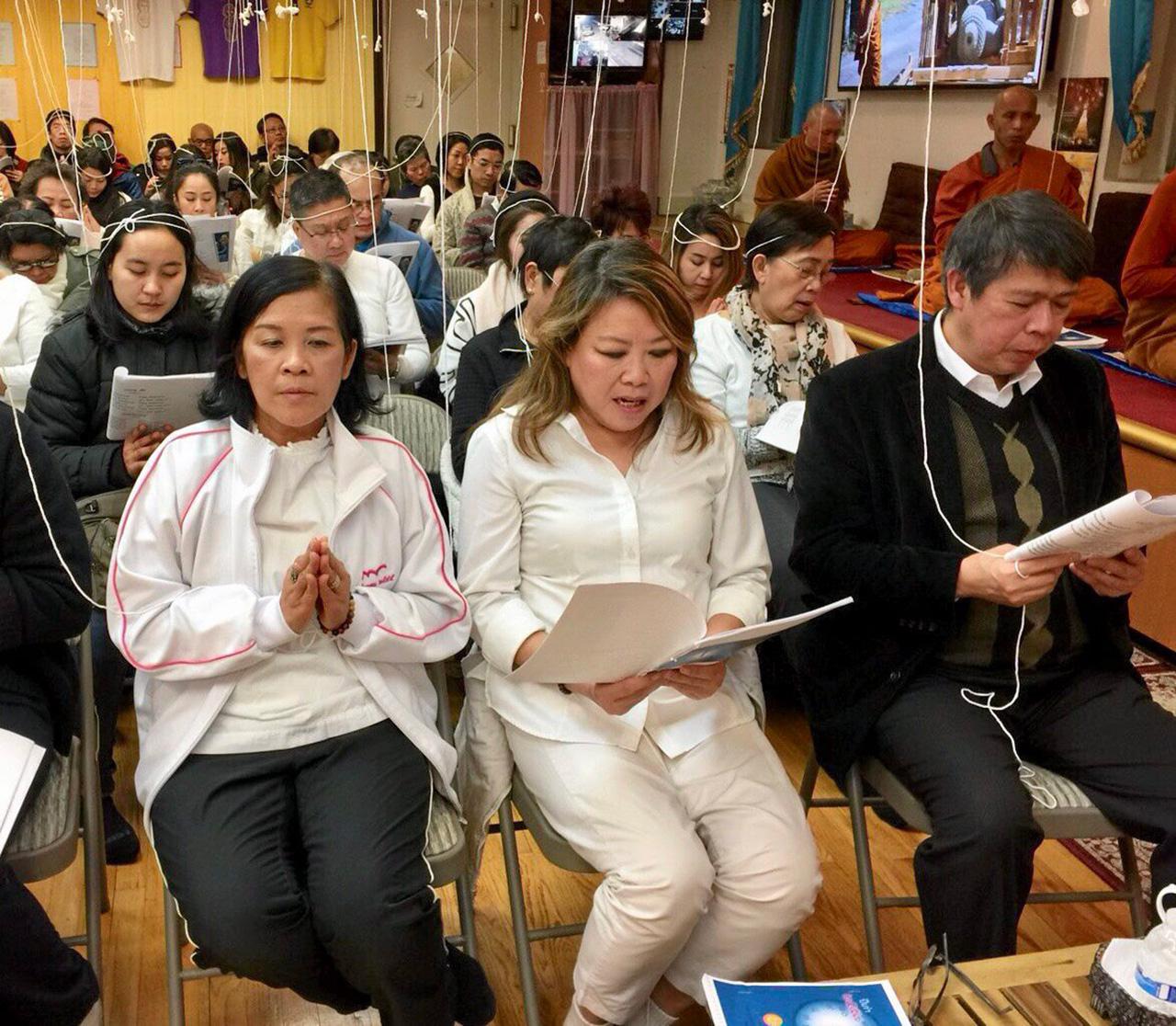 เสริมพลังชีวิต นิพนธ์ เพ็ชรพรประภาส กงสุลใหญ่ ณ นครนิวยอร์ก สหรัฐฯ ไปร่วมงานสวดมนต์ข้ามปี ที่วัดพุทธไทยถาวรวนาราม เขตเอ็มเฮิร์ต เมืองควีนส์ นิวยอร์ก เพื่อเป็นสิริมงคล มีชาวไทยไปร่วมงานกันอย่างคึกคัก.