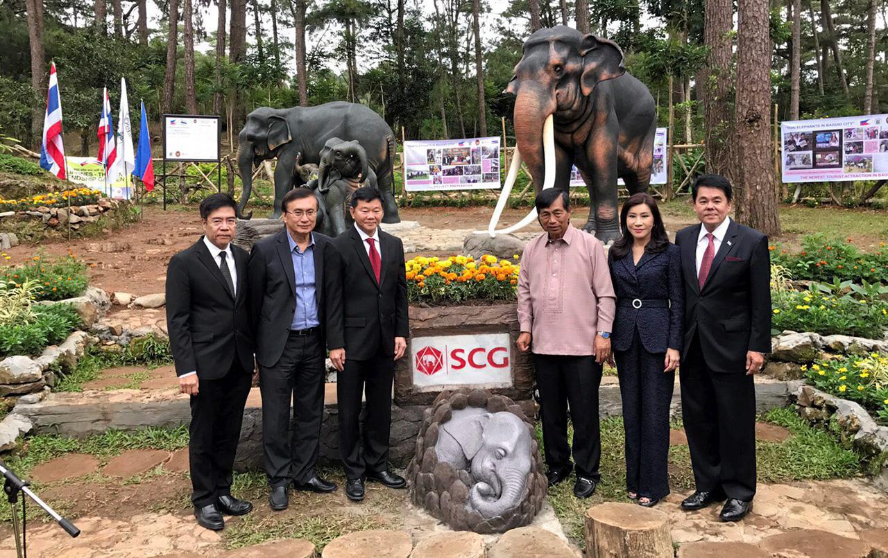 มอบรูปปั้นช้าง ธนาธิป อุปัติศฤงค์ ออท. ณ กรุงมะนิลา ฟิลิปปินส์ พร้อมด้วย มนต์ทิพย์ ภริยา และ สุรศักดิ์ ไกรวิทย์ชัยเจริญ ผู้บริหาร บ.เอสซีจี ฟิลิปปินส์ ร่วมเปิดและมอบรูปปั้นช้างแก่เมืองบาเกียว ที่สวนพฤกษศาสตร์บาเกียว.