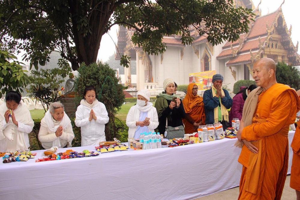 ทำบุญรับปีใหม่ พระธรรมโพธิวงศ์ (วีรยุทฺโธ) หัวหน้าพระธรรมทูตสายอินเดีย-เนปาล เป็นประธานตักบาตร คณะสงฆ์ 120 รูป ที่ออกเดินธุดงค์ ณ วัดไทยพุทธคยา เมืองคยา รัฐพิหาร ประเทศอินเดีย.