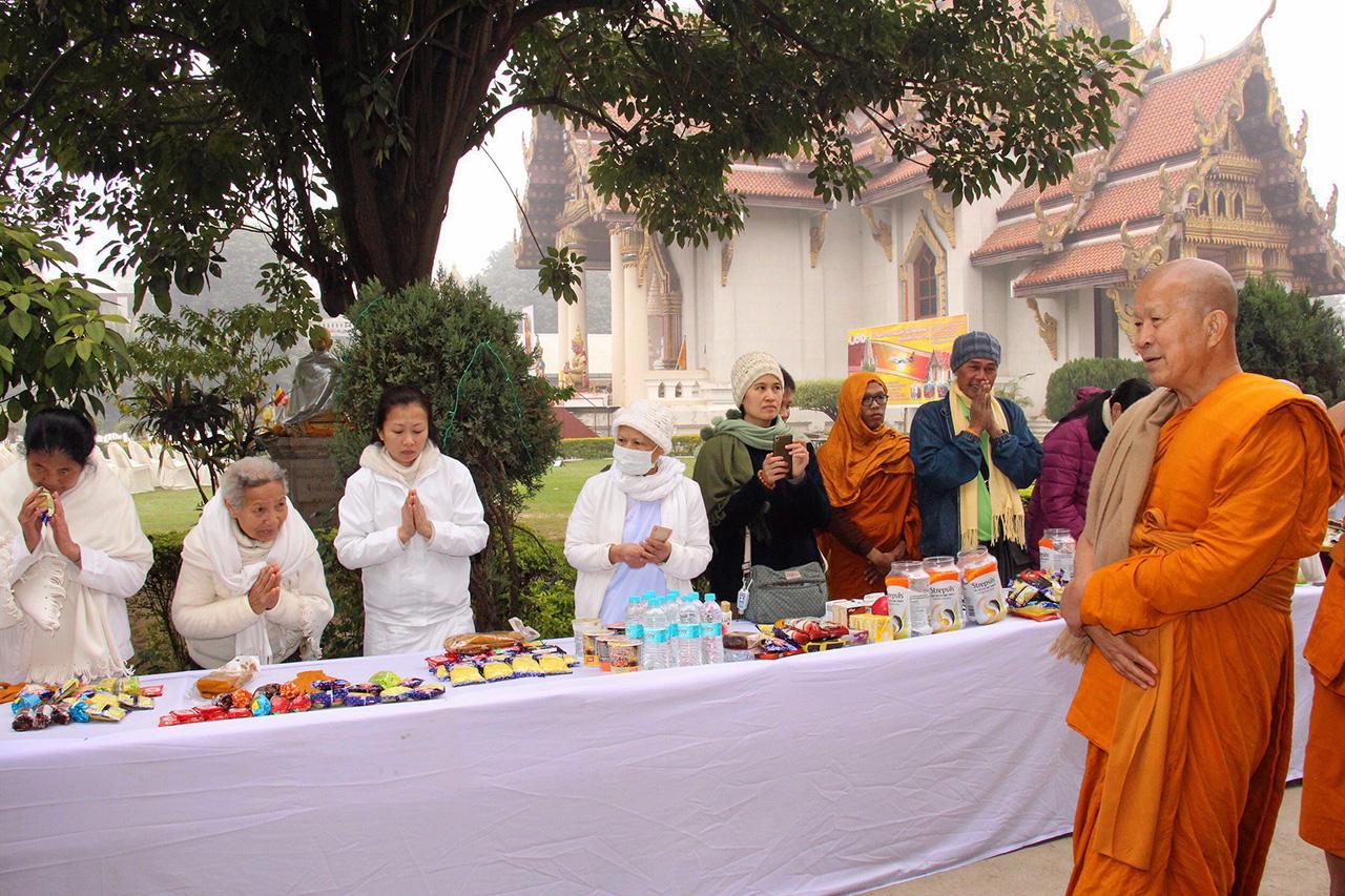 ทำบุญรับปีใหม่ พระธรรมโพธิวงศ์ (วีรยุทฺโธ) หัวหน้าพระธรรมทูตสายอินเดีย-เนปาล เป็นประธานตักบาตร คณะสงฆ์ 120 รูป ที่ออกเดินธุดงค์ ณ วัดไทยพุทธคยา เมืองคยา รัฐพิหาร ประเทศอินเดีย.