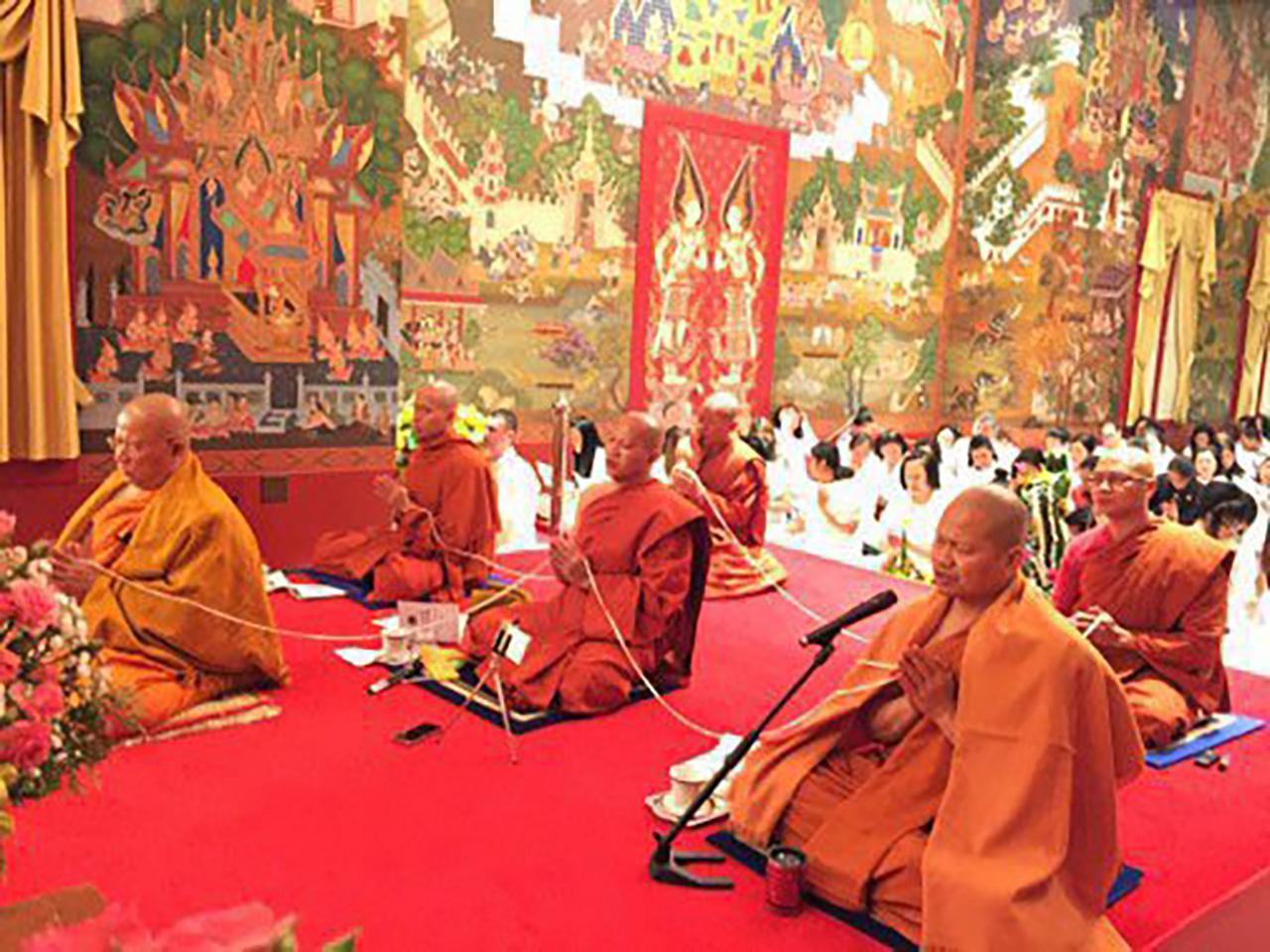 เพื่อสิริมงคล พระเทพกิตติโมฬี เจ้าอาวาสวัดศรีนครินทรวราราม เมืองเกรทเซ่นบาค ประเทศสวิตเซอร์แลนด์ เป็นประธานสงฆ์ในพิธีสวดมนต์ข้ามปี มีชาวไทยในเมืองซูริก เมืองบาเซิล และใกล้เคียงไปร่วมพิธีคับคั่ง.