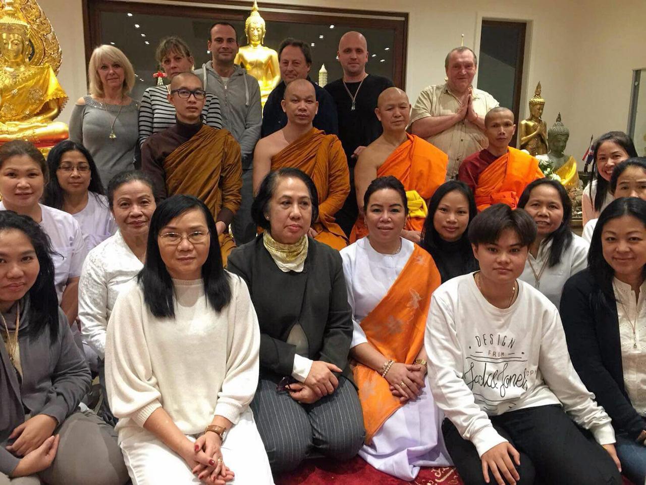 พลังไทย พระราชวิสุทธิวิเทศ เจ้าอาวาสวัดไทยธรรมาราม เมืองวอเตอร์ลู ประเทศเบลเยียม ถ่ายภาพร่วมกับชาวไทยและชาวต่างชาติในเบลเยียม เนเธอร์แลนด์ และลักเซมเบิร์ก ไปร่วมสวดมนต์ข้ามปีที่วัดไทยธรรมาราม.