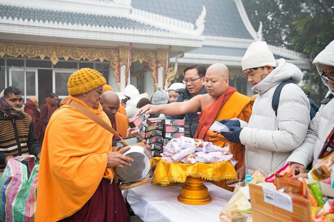 ตักบาตรปีใหม่ พระครูนรนาถเจติยาภิรักษ์ (สมพงศ์) ผู้ปฏิบัติหน้าที่ดูแลวัดไทยกุสินาราเฉลิมราชย์ รัฐอุตตร ประเทศอินเดีย จัดพิธีทำบุญตักบาตรต้อนรับปีใหม่ มีผู้แสวงบุญเข้าร่วมพิธีจำนวนมาก.