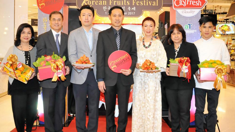 หวานอร่อย ชัยรัตน์ เพชรดากูล และ สิทธิศักดิ์ ฉัตรอมรวงศ์ เปิดงาน “โคเรียน ฟรุ๊ตส์ เฟสติวัล” เทศกาลรวบรวมผลไม้สดเกรดพรีเมียมจากเกาหลีใต้ จัดถึง 8 ธ.ค. โดยมี นงนุช นามวงศ์, วิไลวรรณ ฉัตรอมรวงศ์ และ ยงโฮ นา มาร่วมงานด้วย ที่พารากอน ดีพาร์ทเม้นต์สโตร์ วันก่อน.