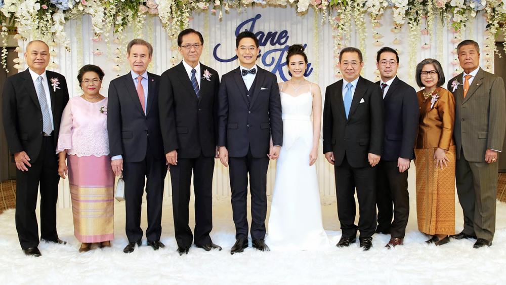 คู่สวีท ปัญญา ถนอมรอด เป็นประธานในงานแต่งงานระหว่าง พรวดี บุตรี ปราโมทย์–ทัศนีย์ ธรรมจินดา กับ ปรเมศวร์ บุตร สุเทพ–สุมาลี เจตนาการณ์กุล โดยมี ประชา เหตระกูล และ วิชัย ศรีวัฒนประภา มาร่วมงานด้วย ที่ห้องรอยัลบอลรูม โรงแรมแมนดาริน โอเรียนเต็ล วันก่อน.