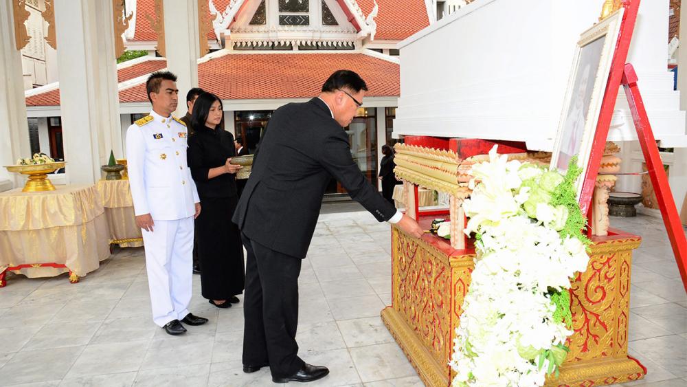 ปลายทางชีวิต ประยูร รัตนเสนีย์ รองปลัดกระทรวงมหาดไทย เป็นประธานในพิธีพระราชทานเพลิงศพ เฉลียว ยิ้มละมัย มารดา สันติธร ยิ้มละมัย และ ศุภิกา ยิ้มละมัย ท่ามกลางญาติมิตรผู้รู้จักคุ้นเคยมาร่วมในพิธี ที่วัดมกุฏกษัตริยารามราชวรวิหาร ถนนกรุงเกษม บางขุนพรหม วันก่อน.