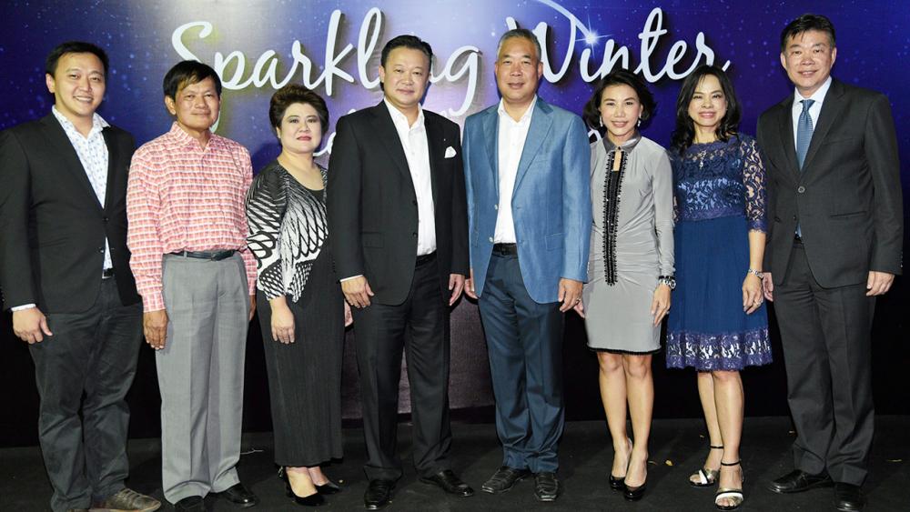 เพลิดเพลิน ยุทธศักดิ์ สุภสร ผู้ว่าการ ททท. เปิดงาน “ซีดีซี สปาร์คกลิ้ง วินเทอร์ เซเลเบรชั่น 2018” ฉลองเปิดไฟต้นคริสต์มาสต้อนรับเทศกาลปีใหม่ จัดถึง 15 ม.ค.61 โดยมี จักกพันธุ์ ผิวงาม, กวีพันธ์ เอี่ยมสกุลรัตน์ และ วรนุช ศิรธรานนท์ มาร่วมงานด้วย ที่คริสตัล ดีไซน์ เซ็นเตอร์ วันก่อน.