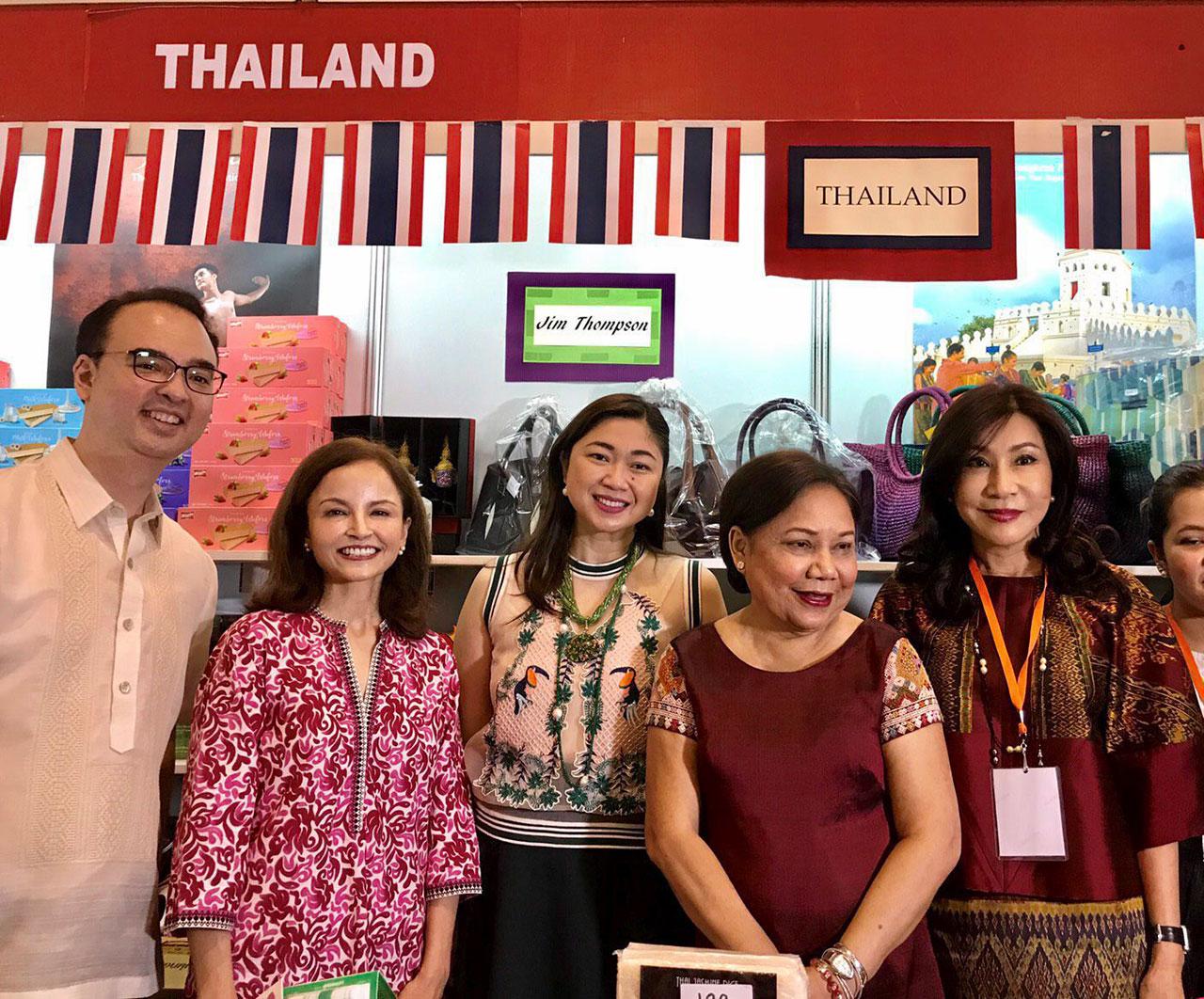 ออกร้าน อลัน ปีเตอร์ คาเยทาโน รมว.กต. ฟิลิปปินส์ เยี่ยมบูธประเทศไทย ในงาน International Bazaar 2017 โดยมี มนต์ทิพย์ อุปัติศฤงค์ ภริยา ออท. ณ กรุงมะนิลา ที่นำทีมไปออกร้าน ร่วมต้อนรับ.