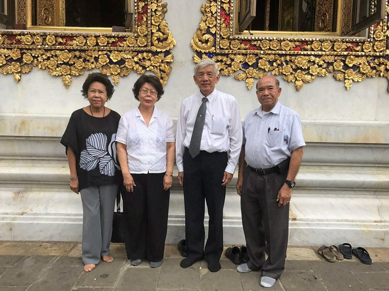 น้อมรำลึก ดร.วีระชัย ณ นคร ประธานสำนักงานทรัพย์-สินฝ่ายพระมหากษัตริย์ ต้อนรับ วิชัย-พวงทอง มะลิกุล จากกรุงวอชิงตัน ดี.ซี. สหรัฐฯ ในโอกาสไปกราบพระบรมอัฐิ พระบาทสมเด็จพระปรมินทรมหาภูมิพลอดุลยเดช.