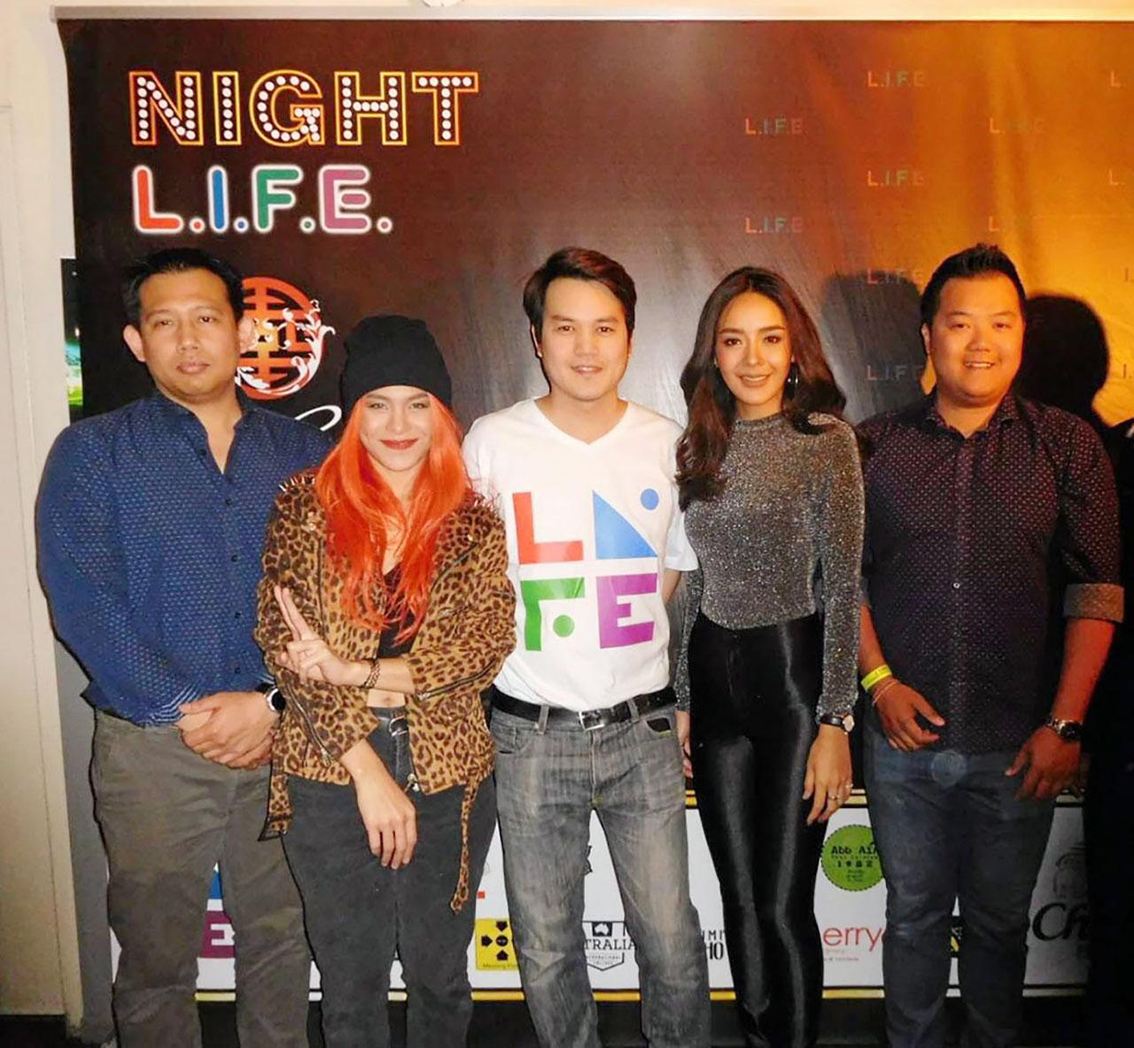 กระทบไหล่คนสวยทิพย์ ยิ้มศิริ ผู้บริหาร Night Life นครซิดนีย์ ออสเตรเลีย และ ประพัฒน์ สว่างเมฆ ผจก.บ. Meeting Point Thai Town ร่วมต้อนรับศิลปิน AF พะแพง และ ปุยฝ้าย ไปพบแฟนเพลง ที่ร้าน Mr.B นครซิดนีย์.