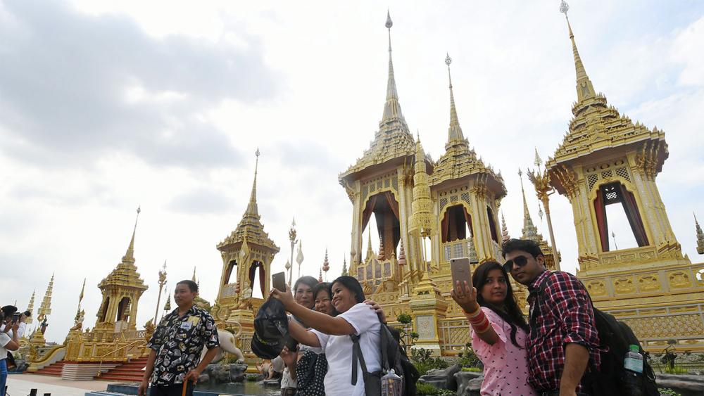 ผู้เข้าชมนิทรรศการงานพระราชพิธีถวายพระเพลิงพระบรมศพ พระบาทสมเด็จพระปรมินทรมหาภูมิพลอดุลยเดช ต่างใช้โทรศัพท์มือถือถ่ายเซลฟี่ตัวเองกับพระเมรุมาศ ถือเป็นจุดไฮไลต์ของพื้นที่ในท้องสนามหลวง.