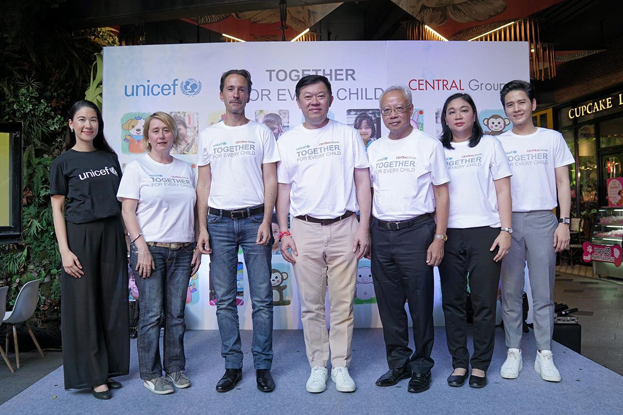 ช่วยเด็ก - พิชัย จิราธิวัฒน์ และ โธมัส ดาวิน แถลงความสำเร็จของโครงการ “เอ็กซ์โปออนทัวร์ ทำดีทั่วไทย” พร้อมประกาศความร่วมมือในการช่วยเหลือเด็กยากไร้ ปี 2561 โดยมี อัครสิทธิ์ อมาตยกุล และ ดอน กอสลิ่ง มาร่วมงานด้วย ที่เซ็นทรัล เฟสติวัล อีสต์วิลล์ วันก่อน.