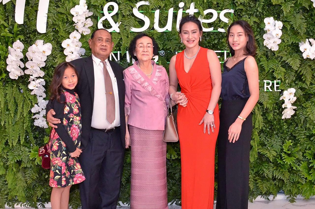 ครอบครัวนกหงษ์ “ธัญญา-สมควร-จันทรา-ปัทมาพร-ธัญธร นกหงษ์”.