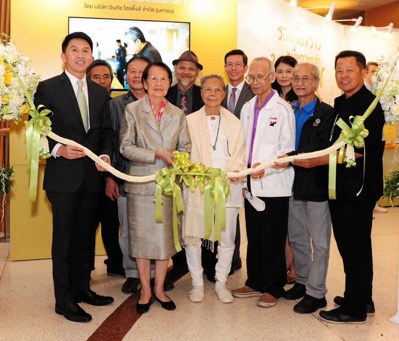 นิทรรศการ ศ.คุณหญิงไขศรี ศรีอรุณ เปิดนิทรรศการ “ร้อยเรื่องราว หนึ่งภาพเล่าในหลวงรัชกาลที่ 9 ของฉัน” โดยมี เอนก พนาอภิชน, ดร.เฉลิมชัย โฆษิตพิพัฒน์, คุณหญิงวิมล ศิริไพบูลย์ และ เนาวรัตน์ พงษ์ไพบูลย์ มาร่วมงานด้วย ที่หอศิลปวัฒนธรรม วันก่อน.