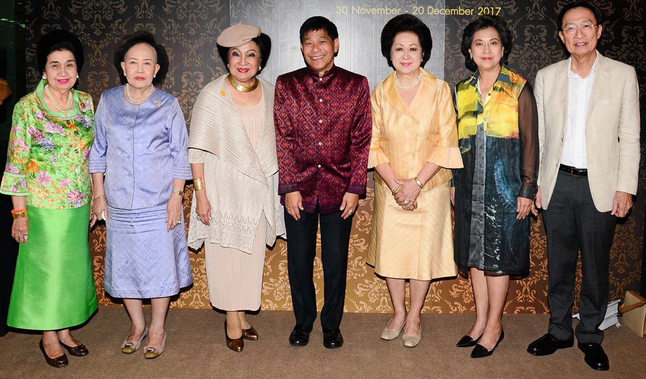 เชิญชม ดร.จรัลธาดา กรรณสูต องคมนตรี เปิดงานแสดงจิตรกรรมและประติมากรรม “เทิดทูน เทิดไท้องค์ราชัน” จัดถึง 20 ธ.ค. โดยมี ท่านผู้หญิงภรณี มหานนท์, คุณหญิงโรส บริบาลบุรีภัณฑ์, ลลิสา จงบารมี และ ศิริลักษณ์ ไม้ไทย มาร่วมงานด้วย ที่ดิ เอ็มโพเรียม วันก่อน.