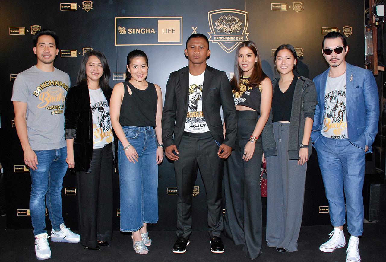 น่าใส่ ปรีดิ์รติ ภิรมย์ภักดี จัดแฟชั่นโชว์เปิดตัวคอลเลกชั่น “สิงห์ ไลฟ์ × บัวขาว” ได้แรงบันดาลใจจากศิลปะการต่อสู้มวยไทย โดยมี นิสามณี ภิรมย์ภักดี, กรรณิการ์ วีระพงษ์, โกวิทย์ พงษ์พันธ์เดชา, ดิฐวัฒน์ อิสสระ และ บัวขาว บัญชาเมฆ มาร่วมงานด้วย ที่สยามเซ็นเตอร์ วันก่อน.