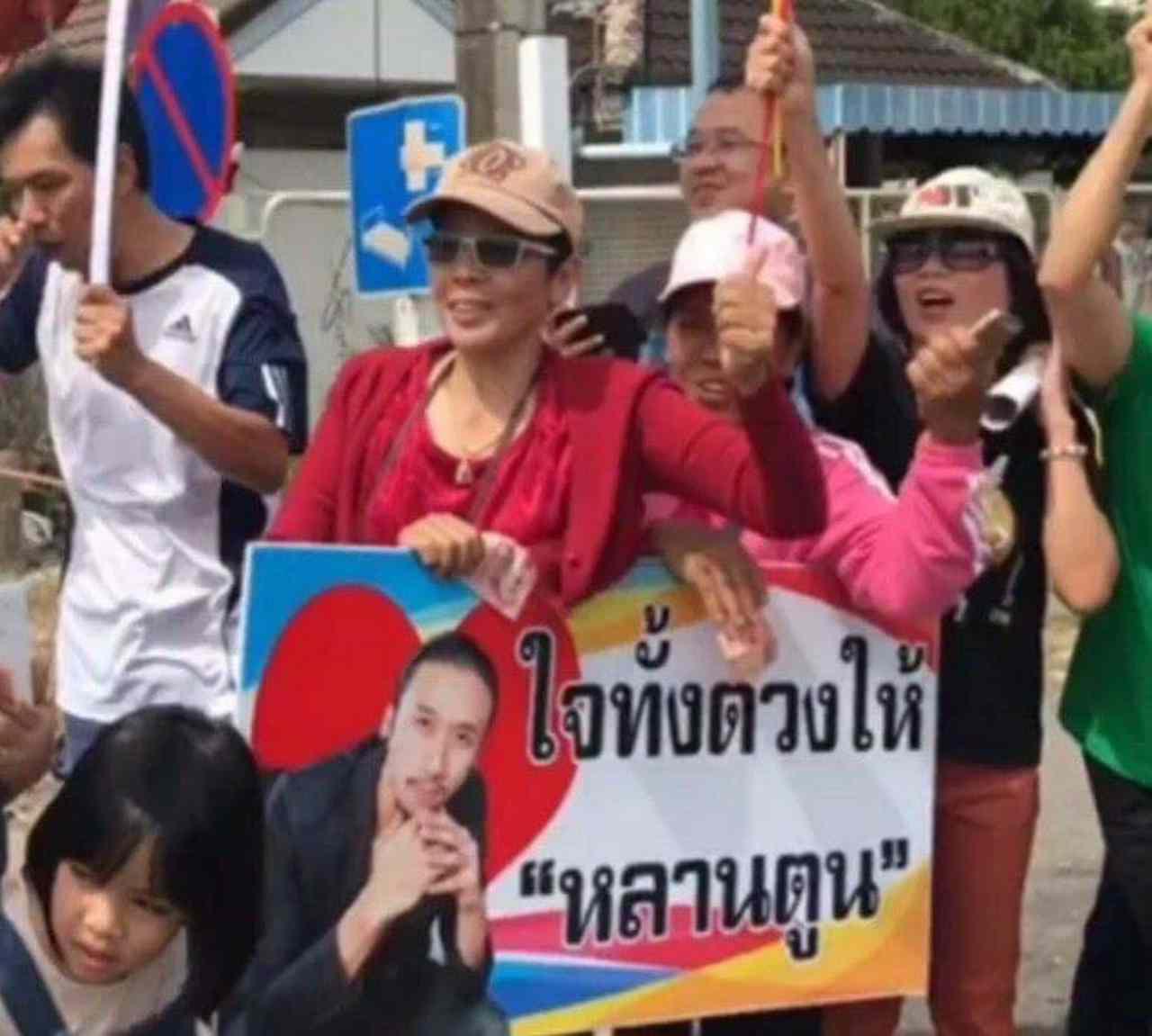 ผู้คนต่างออกมาให้กำลังใจในการวิ่งของพี่ตูน เสินเจิ้น อ่าวเฮ้ย! ผมว่าพี่ตูนคงปวดขามากกว่าเดิมที่เห็นรูปนี้ ฮ่าๆ
