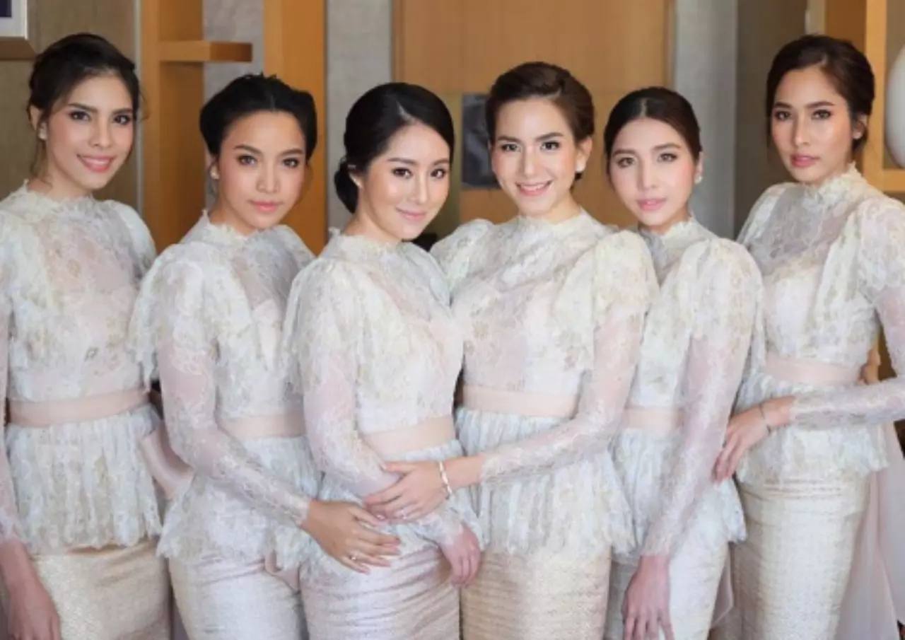 ขันหมากมาแล้ว! ชมภาพ ป๊อก-มาร์กี้ หมั้น ญาญ่า คิม กั้นประตูเงิน-ทอง (คลิป)