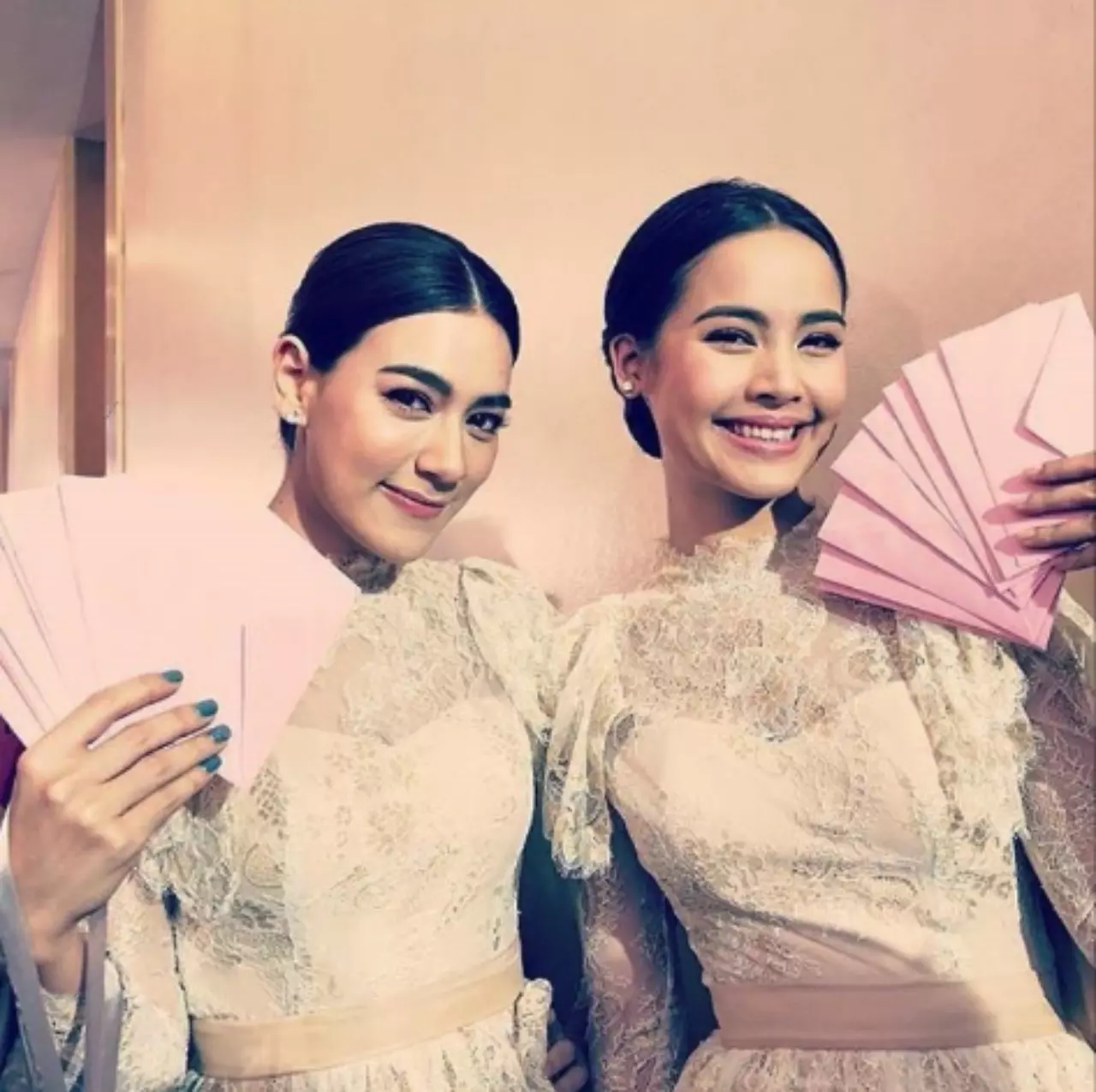 ขันหมากมาแล้ว! ชมภาพ ป๊อก-มาร์กี้ หมั้น ญาญ่า คิม กั้นประตูเงิน-ทอง (คลิป)