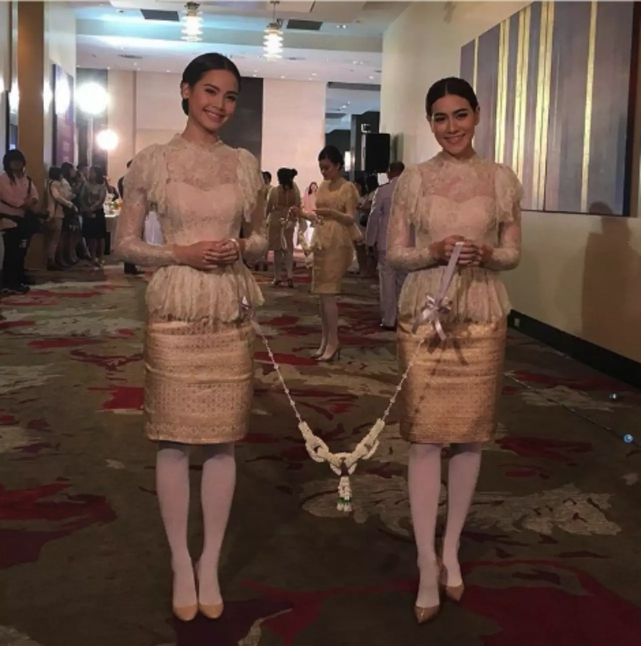 ขันหมากมาแล้ว! ชมภาพ ป๊อก-มาร์กี้ หมั้น ญาญ่า คิม กั้นประตูเงิน-ทอง (คลิป)