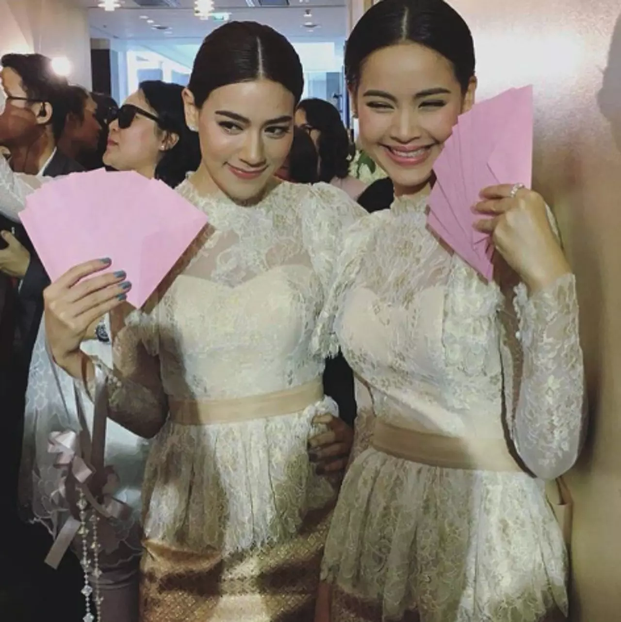 ขันหมากมาแล้ว! ชมภาพ ป๊อก-มาร์กี้ หมั้น ญาญ่า คิม กั้นประตูเงิน-ทอง (คลิป)