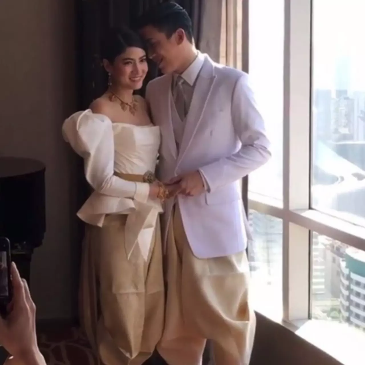 ขันหมากมาแล้ว! ชมภาพ ป๊อก-มาร์กี้ หมั้น ญาญ่า คิม กั้นประตูเงิน-ทอง (คลิป)