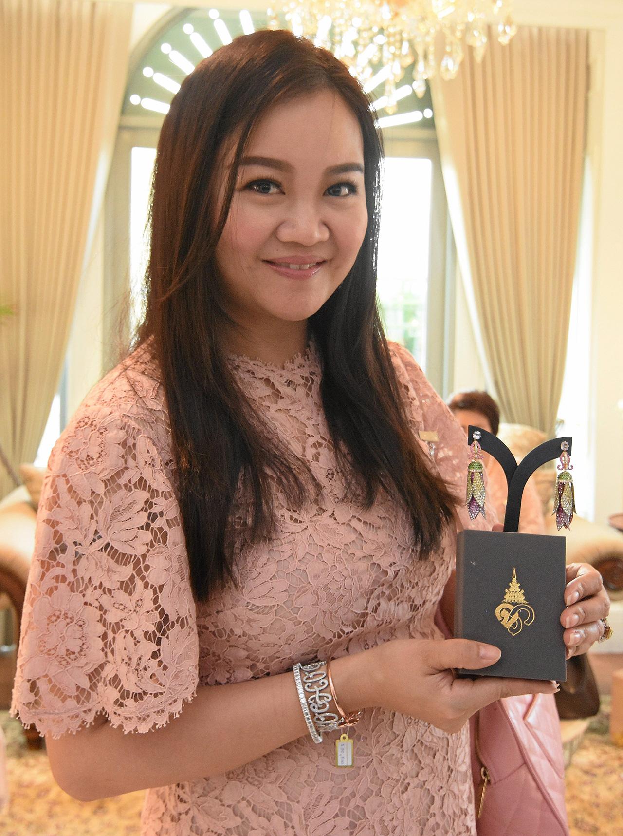อุษณีย์ มหากิจศิริ ลีโอณีโอ โชว์ของสวย