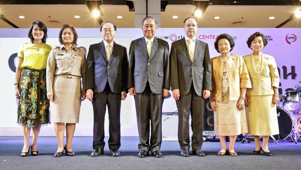 น้อมรำลึก พล.อ.อ.ชลิต พุกผาสุข องคมนตรี เปิด “นิทรรศการ ๙๙ คำสอนของพ่อ” เพื่อน้อมรำลึกถึงพระมหากรุณาธิคุณ พระบาทสมเด็จพระปรมินทรมหาภูมิพลอดุลยเดช บรมนาถบพิตร โดยมี สุทธิชัย จิราธิวัฒน์ และ มุกดา เอื้อวัฒนะสกุล มาร่วมงานด้วย ที่เซ็นทรัลเวิลด์ วันก่อน.