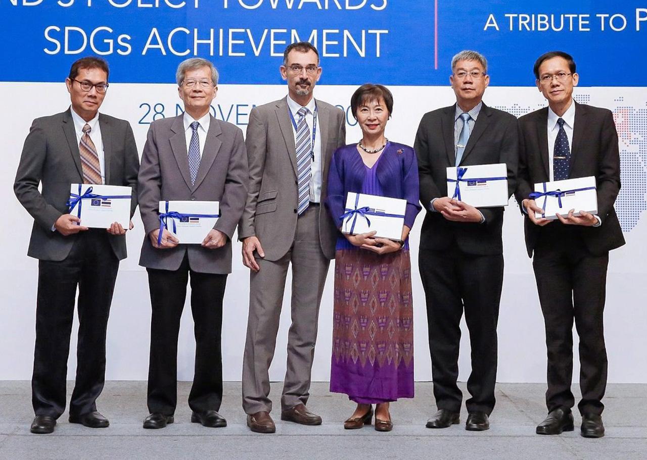 มีผลงาน สุพัตรา ศรีไมตรีพิทักษ์ อธิบดีกรมความร่วมมือระหว่างประเทศ เป็นประธานในงานแถลงผลงานและปิดโครงการสนับสนุนการร่วมหารือทางนโยบายระหว่างประเทศไทยและสหภาพยุโรป โดยมี อัมพร แก้วหนู และ เจอโรม ปงส์ มาร่วมงานด้วย ที่โรงแรมคอนราด วันก่อน.