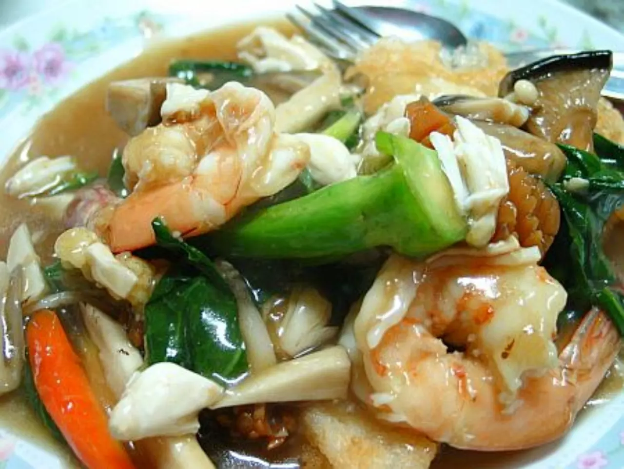 เขาเป็นใคร? 10 รู้จัก 'เจ๊ไฝ' สตรีทฟู้ดหนึ่งเดียวคว้าดาวมิชลินเมืองไทย!