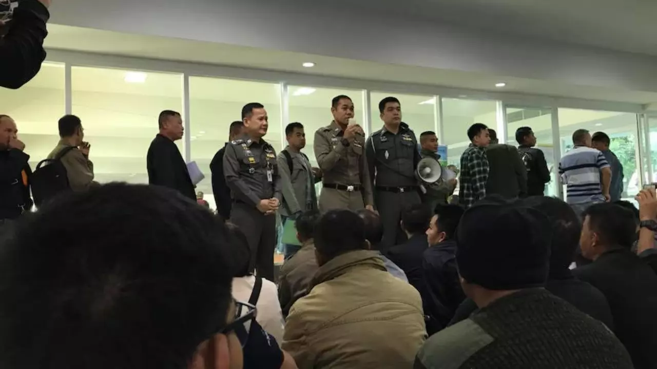 'ตำรวจชั้นผู้น้อย สมเพชตัวเอง' ควักเงินต่อแถวซื้อปืนถูก อนาถใจ รัฐฯไม่หนุน