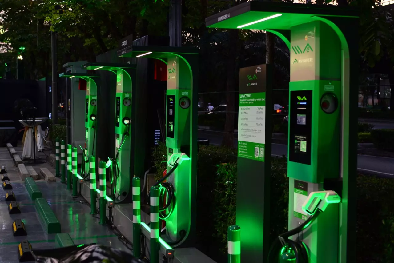 EA จับมือ กฟน. ผุดสถานีชาร์จรถไฟฟ้า 100 จุดทั่ว กทม.
