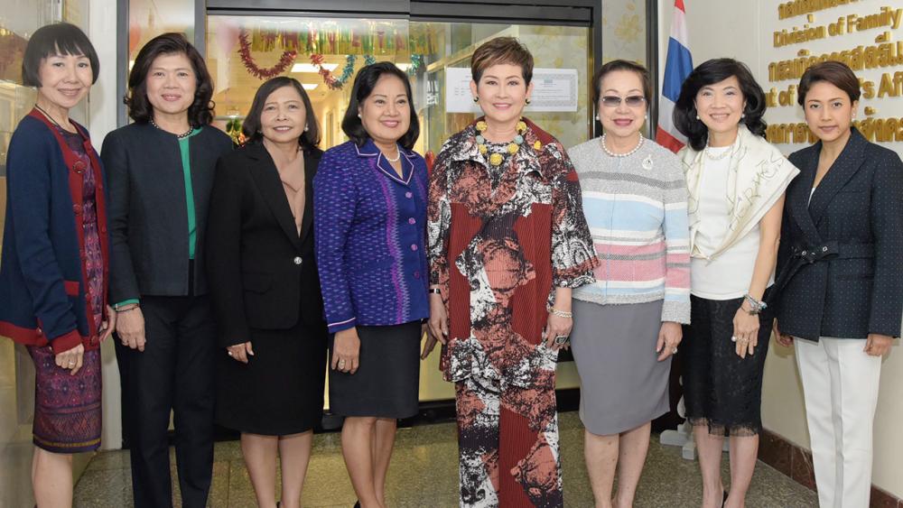 ประชุม คุณหญิงณัฐิกา วัธนเวคิน อังอุบลกุล จัดประชุมเตรียมงานพิธีรับมอบการเป็นเจ้าภาพ AWEN ปี 2018-2020 โดยมี ไพรวรรณ รอดวัน, เกศรา มัญชุศรี, พัชรี อาระยะกุล และ สุภาพรรณ พิชัยรณรงค์สงคราม มาร่วมประชุมด้วย ที่อาคารมหานครยิบซั่ม วันก่อน.