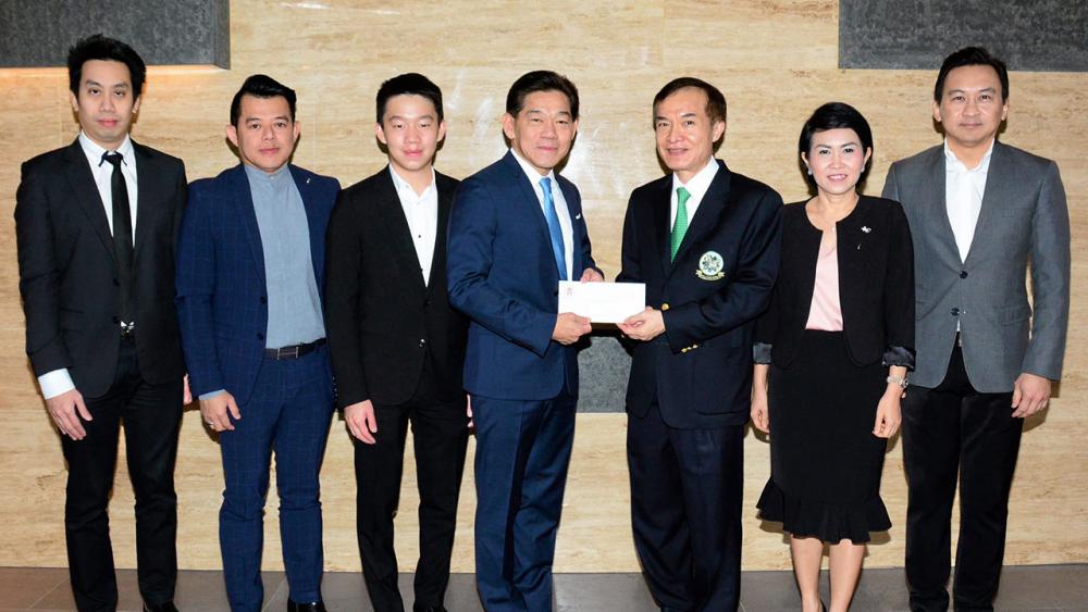 เมเจอร์จัดให้ วิชา พูลวรลักษณ์ บอสใหญ่เมเจอร์ ซีนีเพล็กซ์ กรุ้ป พร้อมลูกชาย วิศรุต มามอบเงิน200,000 บาท ให้แก่ สราวุธ วัชรพล เพื่อสมทบทุนมูลนิธิไทยรัฐ โดยมี อภิชาติ คงชัย,นิธิ พัฒนภักดี และ ชัญญ์ญาณ์ ธำรงวินิจฉัย มาร่วมในพิธีด้วย ที่สำนักงาน นสพ.ไทยรัฐ วันก่อน.