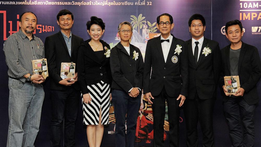 ต้องไป พวงเพ็ญ แสงเพชร, ผศ.ดร.อภิรดี เกษมศุข, อัชชพล ดุสิตนานนท์ และ ศุภแมน มรรคา แถลงข่าวการจัดงานสถาปนิก ’61 “ไม่ธรรมดา Beyond Ordinary” ในวันที่ 1-6 พ.ค. โดยมี สันธาน เวียงสิมา และ กรกต อารมย์ดี มาร่วมงานด้วย ที่หอศิลปวัฒนธรรม วันก่อน.